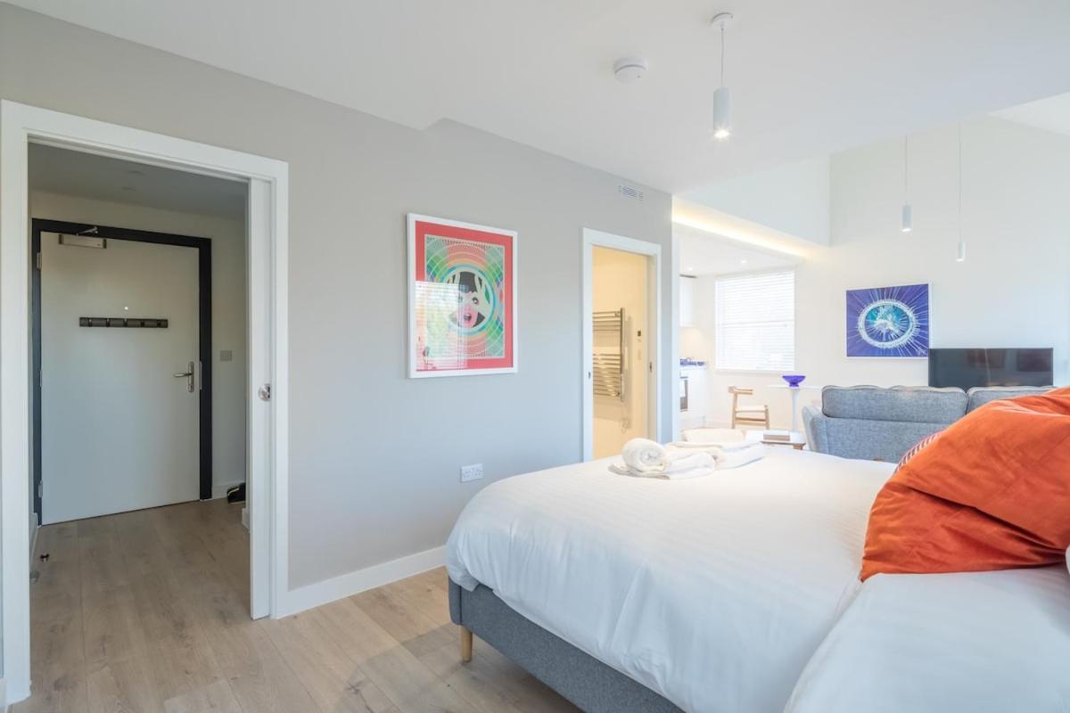 Luxury City Centre - Stunning Water View Apartment